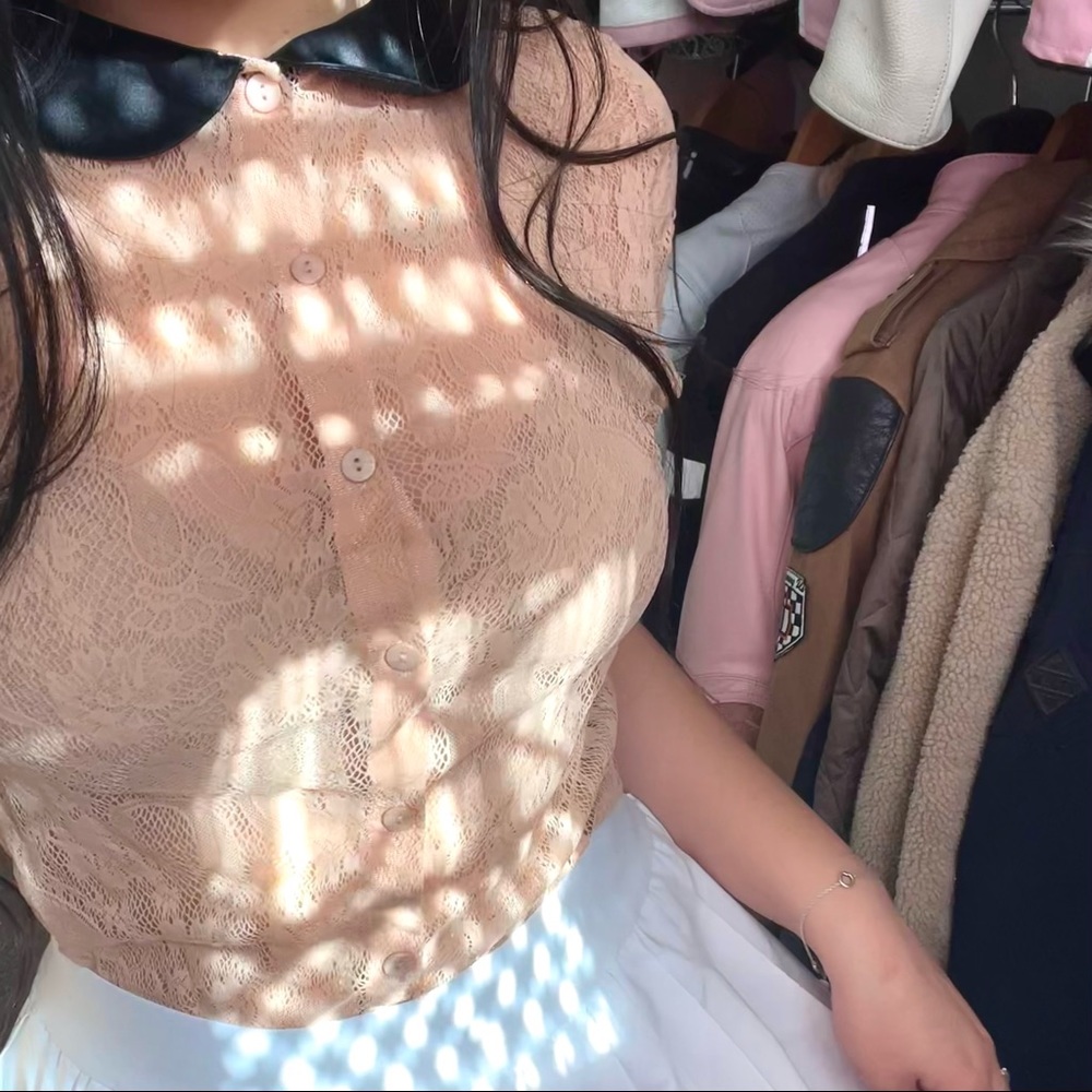 ♡ Peach Lace Button Up w/ Black Peter Pan Collar ♡